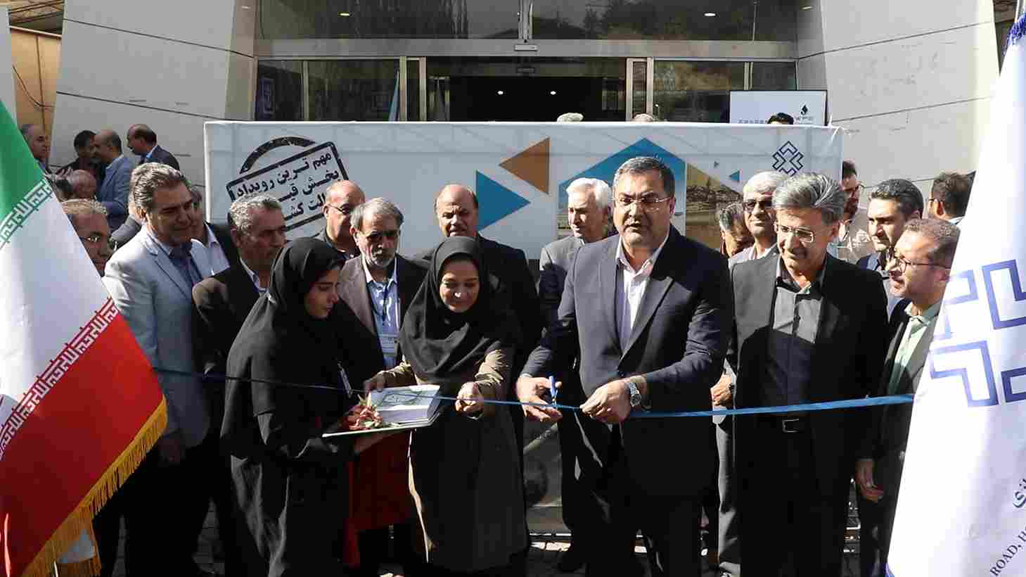 گزارش تصویری از سخنرانی مدیرعامل شرکت آزمایشگاه فنی و مکانیک خاک و همچنین حضور علمی این شرکت در هفدهمین همایش ملی و نمایشگاه قیر و آسفالت و ماشین‌آلات